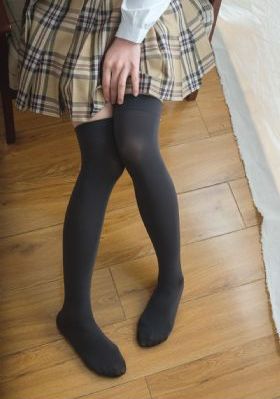 一部皇上吃宫女奶三级